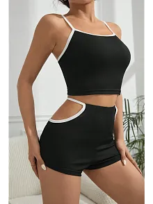 Kadın Siyah Beyaz Şortlu Cut-out Detaylı Gecelik Takımı – Modern, Konforlu Ve Günlük Kombinlere Uygun