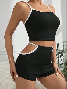 Kadın Siyah Beyaz Şortlu Cut-out Detaylı Gecelik Takımı – Modern, Konforlu Ve Günlük Kombinlere Uygun