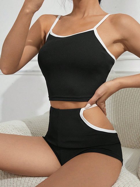 Kadın Siyah Beyaz Şortlu Cut-out Detaylı Gecelik Takımı – Modern, Konforlu Ve Günlük Kombinlere Uygun
