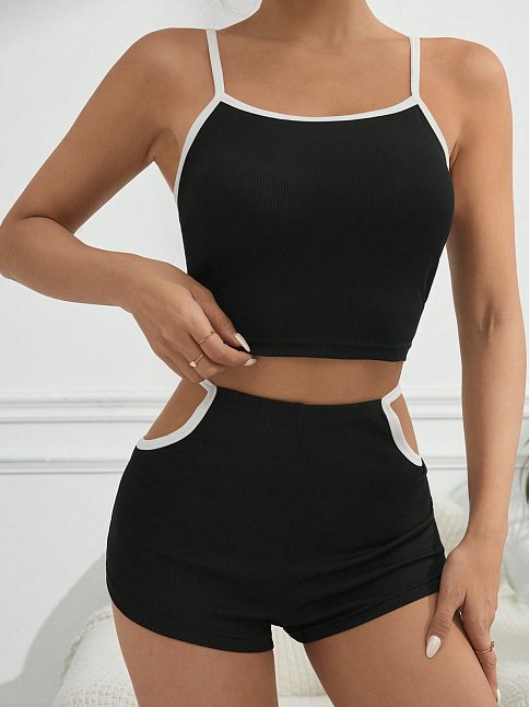 Kadın Siyah Beyaz Şortlu Cut-out Detaylı Gecelik Takımı – Modern, Konforlu Ve Günlük Kombinlere Uygun