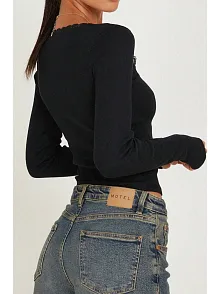Kadın Siyah Kare Yaka Dantelli Uzun Kollu Crop Top Bluz – Şık, Rahat Ve Kolay Kombinlenebilir
