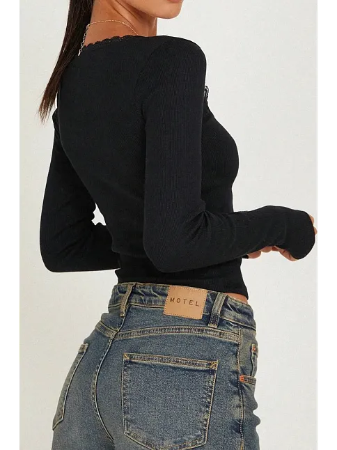 Kadın Siyah Kare Yaka Dantelli Uzun Kollu Crop Top Bluz – Şık, Rahat Ve Kolay Kombinlenebilir