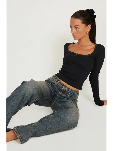Kadın Siyah Kare Yaka Dantelli Uzun Kollu Crop Top Bluz – Şık, Rahat Ve Kolay Kombinlenebilir