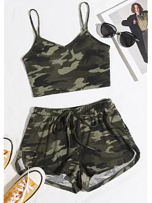 Kadın Kamuflaj Desenli Askılı Crop Top Ve Şortlu Gecelik Takım – Modern, Konforlu Ve Günlük Kombinlere Uygun