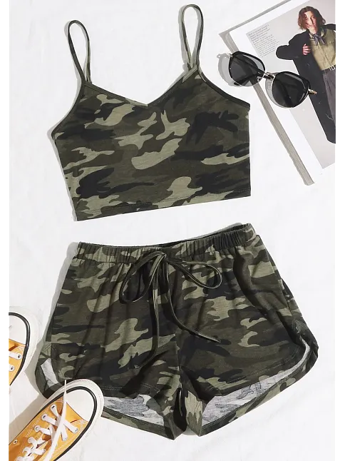 Kadın Kamuflaj Desenli Askılı Crop Top Ve Şortlu Gecelik Takım – Modern, Konforlu Ve Günlük Kombinlere Uygun