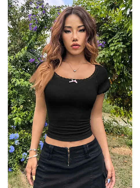 Kadın Siyah Göğsü Ve Kolları Dantelli Fiyonklu Kısa Kol Crop Top Bluz – Şık, Rahat Ve Kolay Kombinlenebilir