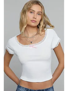 Kadın Beyaz Göğsü Ve Kolları Dantelli Fiyonklu Kısa Kol Crop Top Bluz – Şık, Rahat Ve Kolay Kombinlenebilir