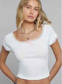Kadın Beyaz Göğsü Ve Kolları Dantelli Fiyonklu Kısa Kol Crop Top Bluz – Şık, Rahat Ve Kolay Kombinlenebilir