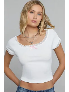 Kadın Beyaz Göğsü Ve Kolları Dantelli Fiyonklu Kısa Kol Crop Top Bluz – Şık, Rahat Ve Kolay Kombinlenebilir