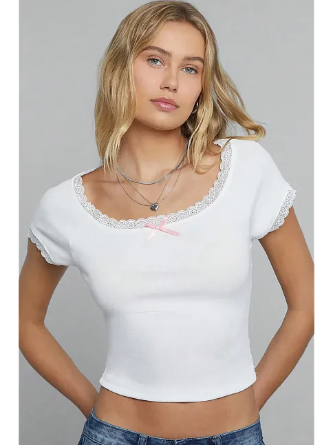 Kadın Beyaz Göğsü Ve Kolları Dantelli Fiyonklu Kısa Kol Crop Top Bluz – Şık, Rahat Ve Kolay Kombinlenebilir