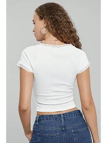 Kadın Beyaz Göğsü Ve Kolları Dantelli Fiyonklu Kısa Kol Crop Top Bluz – Şık, Rahat Ve Kolay Kombinlenebilir