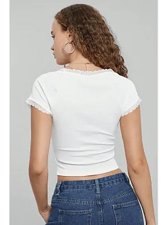 Kadın Beyaz Göğsü Ve Kolları Dantelli Fiyonklu Kısa Kol Crop Top Bluz – Şık, Rahat Ve Kolay Kombinlenebilir