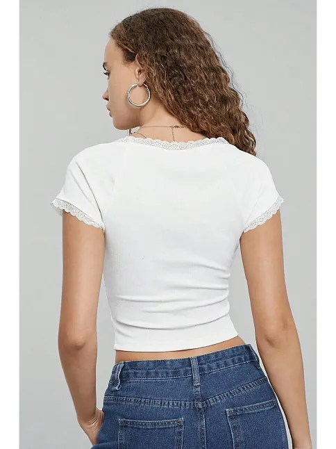 Kadın Beyaz Göğsü Ve Kolları Dantelli Fiyonklu Kısa Kol Crop Top Bluz – Şık, Rahat Ve Kolay Kombinlenebilir