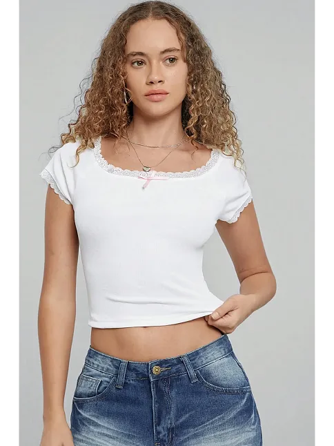 Kadın Beyaz Göğsü Ve Kolları Dantelli Fiyonklu Kısa Kol Crop Top Bluz – Şık, Rahat Ve Kolay Kombinlenebilir
