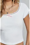Kadın Beyaz Göğsü Ve Kolları Dantelli Fiyonklu Kısa Kol Crop Top Bluz – Şık, Rahat Ve Kolay Kombinlenebilir