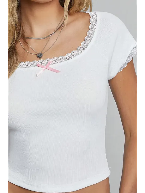 Kadın Beyaz Göğsü Ve Kolları Dantelli Fiyonklu Kısa Kol Crop Top Bluz – Şık, Rahat Ve Kolay Kombinlenebilir