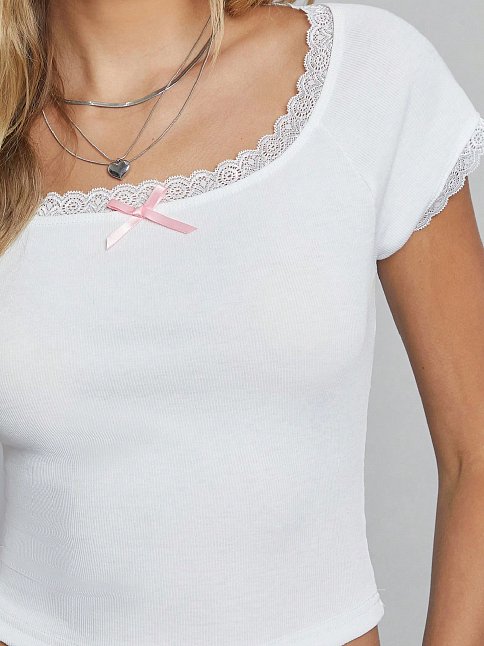 Kadın Beyaz Göğsü Ve Kolları Dantelli Fiyonklu Kısa Kol Crop Top Bluz – Şık, Rahat Ve Kolay Kombinlenebilir