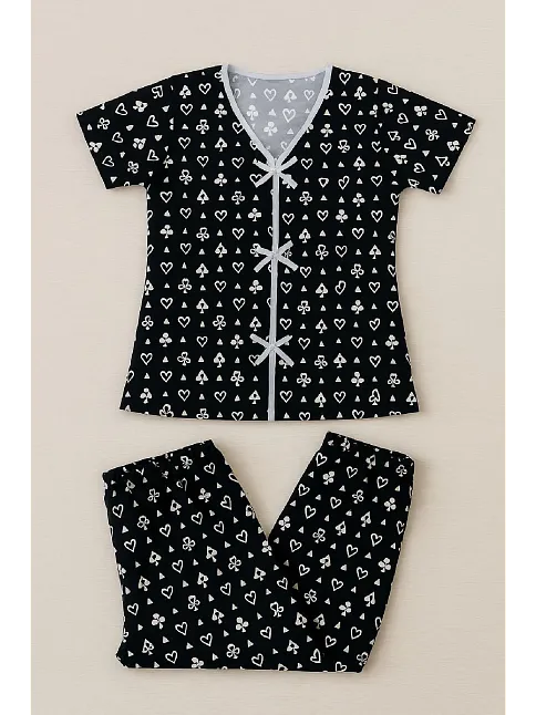 Kadın Siyah Beyaz Kalp Desenli Fiyonklu Kısa Kollu Pijama Takımı – Rahat, Şık Ve 4 Mevsim Kullanım