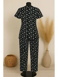 Kadın Siyah Beyaz Kalp Desenli Fiyonklu Kısa Kollu Pijama Takımı – Rahat, Şık Ve 4 Mevsim Kullanım
