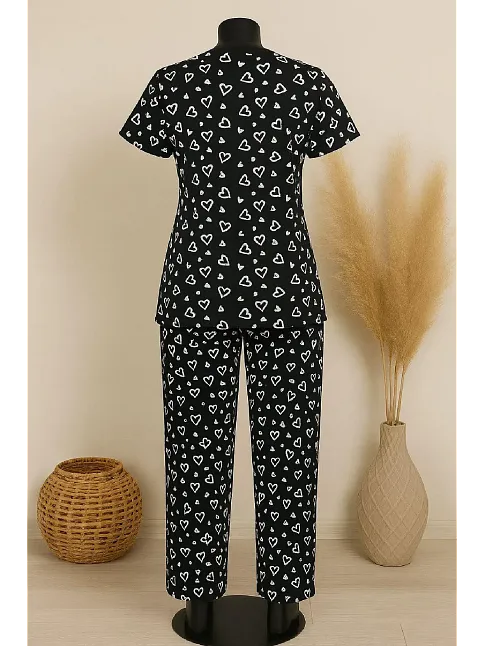 Kadın Siyah Beyaz Kalp Desenli Fiyonklu Kısa Kollu Pijama Takımı – Rahat, Şık Ve 4 Mevsim Kullanım