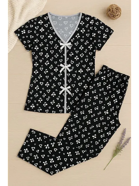 Kadın Siyah Beyaz Kalp Desenli Fiyonklu Kısa Kollu Pijama Takımı – Rahat, Şık Ve 4 Mevsim Kullanım