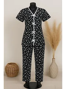 Kadın Siyah Beyaz Kalp Desenli Fiyonklu Kısa Kollu Pijama Takımı – Rahat, Şık Ve 4 Mevsim Kullanım