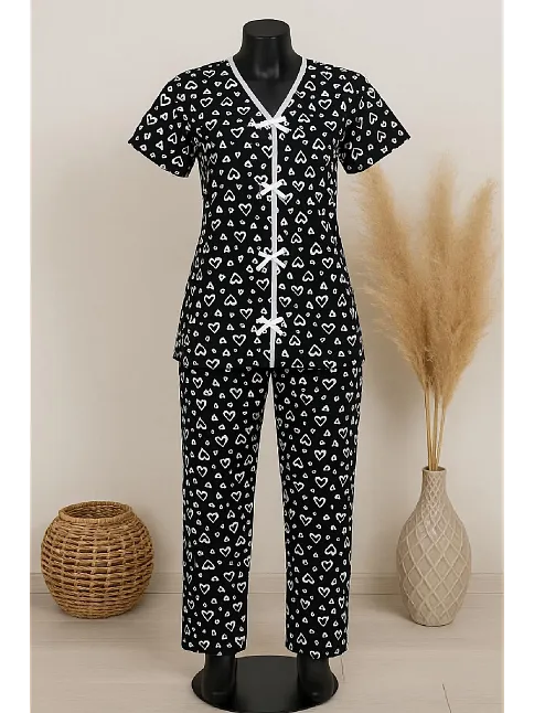 Kadın Siyah Beyaz Kalp Desenli Fiyonklu Kısa Kollu Pijama Takımı – Rahat, Şık Ve 4 Mevsim Kullanım