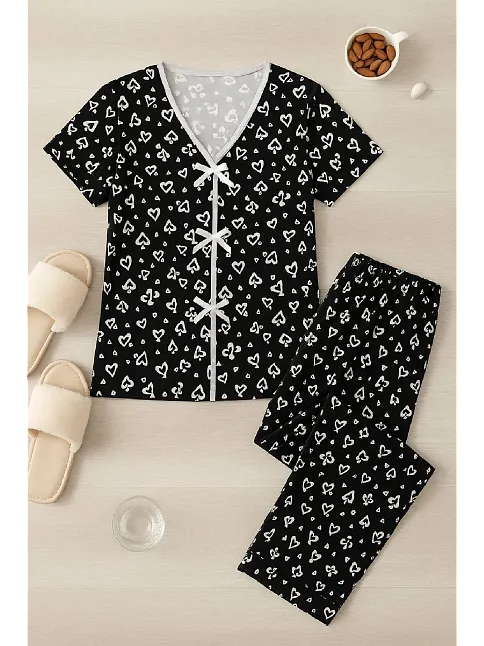 Kadın Siyah Beyaz Kalp Desenli Fiyonklu Kısa Kollu Pijama Takımı – Rahat, Şık Ve 4 Mevsim Kullanım