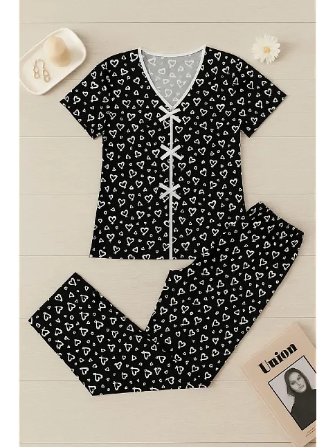 Kadın Siyah Beyaz Kalp Desenli Fiyonklu Kısa Kollu Pijama Takımı – Rahat, Şık Ve 4 Mevsim Kullanım