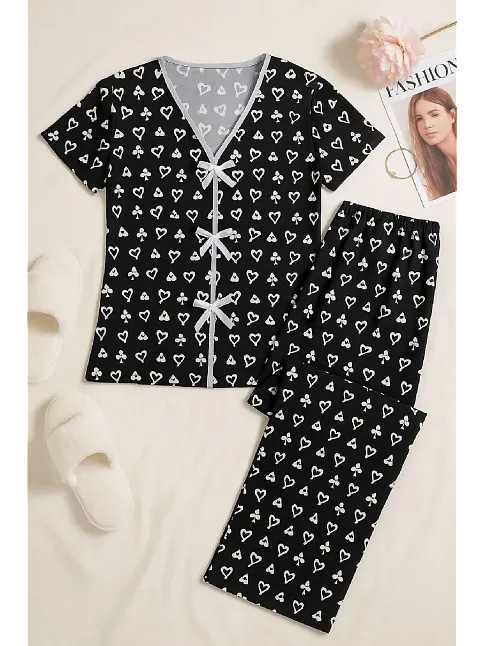 Kadın Siyah Beyaz Kalp Desenli Fiyonklu Kısa Kollu Pijama Takımı – Rahat, Şık Ve 4 Mevsim Kullanım