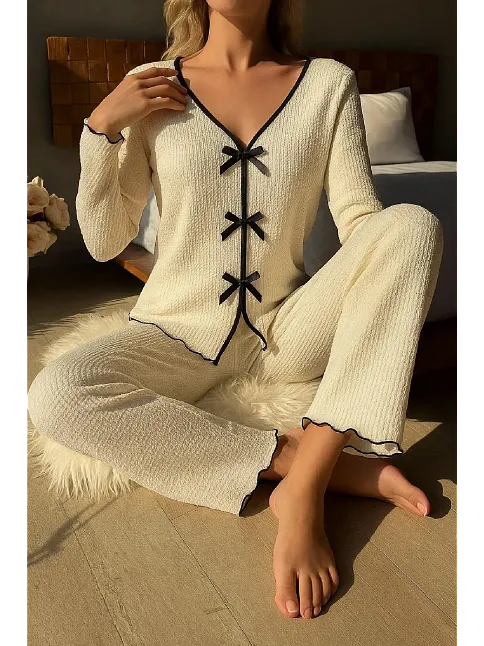 Kadın Beyaz Fiyonklu İç Çamaşırı Ve Uzun Kollu V Yaka Pijama Takımı 4'lü Set