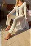 Kadın Beyaz Fiyonklu İç Çamaşırı Ve Uzun Kollu V Yaka Pijama Takımı 4'lü Set