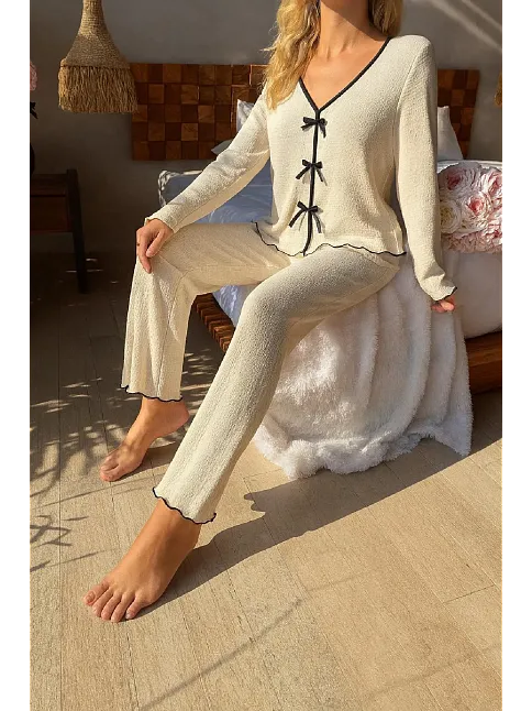 Kadın Beyaz Fiyonklu İç Çamaşırı Ve Uzun Kollu V Yaka Pijama Takımı 4'lü Set