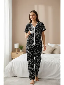 Kadın Siyah Kalp Desenli Fiyonklu Kısa Kollu Uzun Pijama Takımı