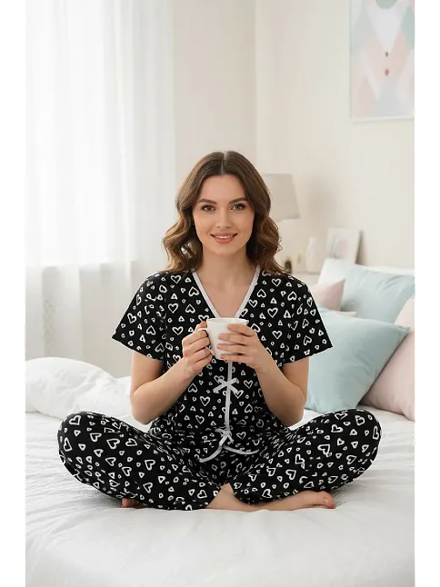 Kadın Siyah Kalp Desenli Fiyonklu Kısa Kollu Uzun Pijama Takımı