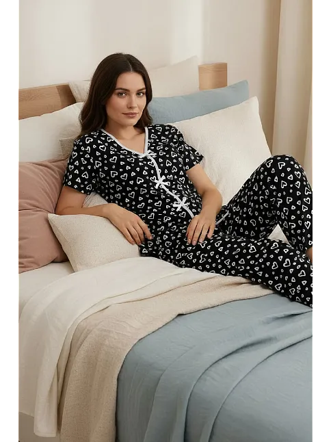 Kadın Siyah Kalp Desenli Fiyonklu Kısa Kollu Uzun Pijama Takımı