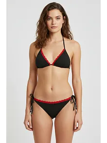 Kırmızı Dantel Detaylı Siyah Bikini Takımı – Ayarlanabilir İpli, İçten Şardonlu, Kadın Mayo