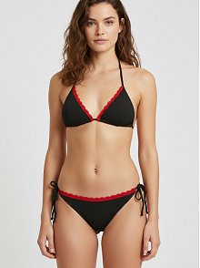 Kırmızı Dantel Detaylı Siyah Bikini Takımı – Ayarlanabilir İpli, İçten Şardonlu, Kadın Mayo