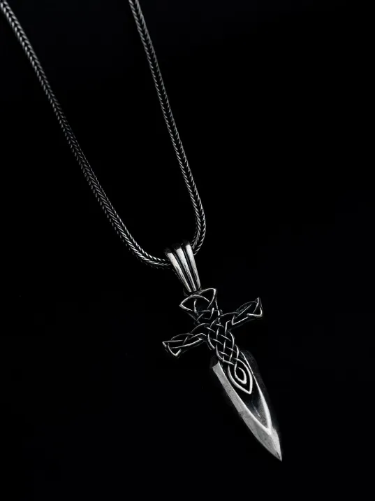 Erkek Gümüş Kolye - Haç Motifli Hançer Model Gümüş Kolye