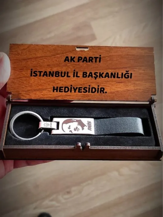Kişiye Özel Recep Tayyip Erdoğan Figürlü AK Parti Logolu Çelik Anahtarlık Kişiye Özel Recep Tayyip Erdoğan Figürlü AK Parti Logolu Çelik Anahtarlık