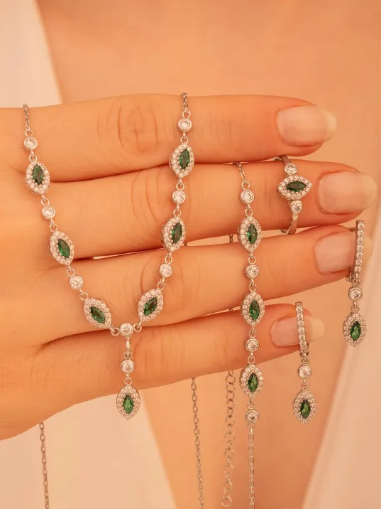 Kadın Gümüş Takı Seti - Pera Zümrüt Mekik Taşlı 925 Ayar Kolye, Bileklik, Yüzük, Küpe Tam Set Kadın Gümüş Takı Seti - Pera Zümrüt Mekik Taşlı 925 Ayar Kolye, Bileklik, Yüzük, Küpe Tam Set