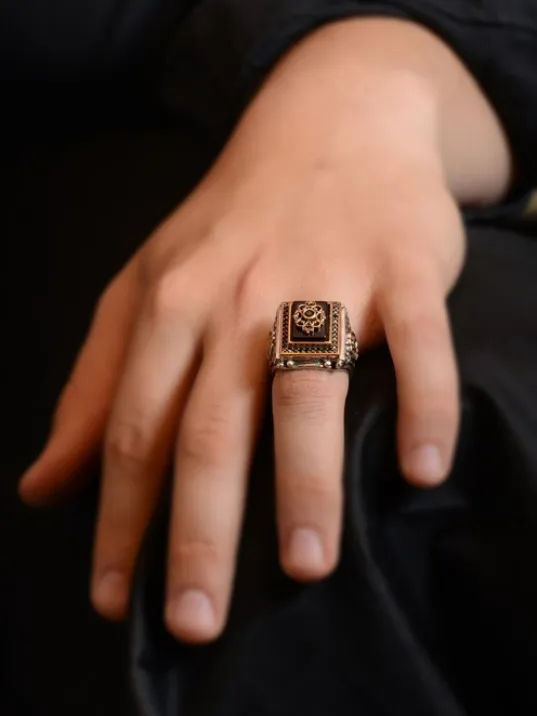 Anadolu Desenli Oniks Taşlı Yanı İşlemeli Erkek Gümüş Yüzük