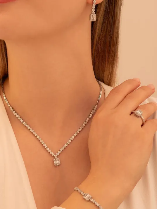Kadın Gümüş Takı Seti - Diana Baget Taşlı Kare Kolye, Bileklik, Yüzük, Küpe Tam Set Işıklı Kutuda Kadın Gümüş Takı Seti - Diana Baget Taşlı Kare Kolye, Bileklik, Yüzük, Küpe Tam Set Işıklı Kutuda