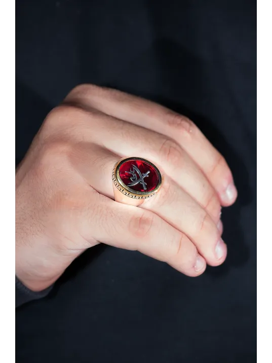 Erkek Gümüş Yüzük - Çift Zülfikar Kılıcı Ve Tuğra İşlemeli Yakut Taşlı Grek Desenli Gümüş Yüzük