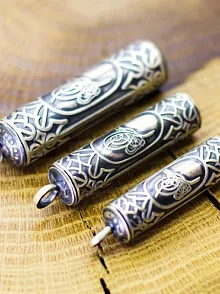 Erkek Gümüş Kolye -  Tuğralı Silindir Yuvarlak Gümüş Muska Haznesi Deri Kolye Hediyeli Orta