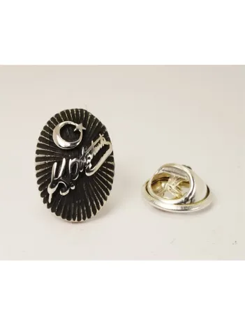 Atatürk İmzalı Ve Ayyıldız’lı Gümüş Rozet Yaka İğnesi Atatürk İmzalı Ve Ayyıldız’lı Gümüş Rozet Yaka İğnesi