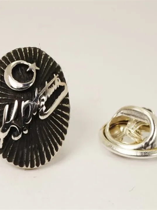 Atatürk İmzalı Ve Ayyıldız’lı Gümüş Rozet Yaka İğnesi Atatürk İmzalı Ve Ayyıldız’lı Gümüş Rozet Yaka İğnesi