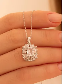Kadın Gümüş Kolye - Kare Baget Taşlı Baget Süslemeli Rodyumlu Kadın Kolye