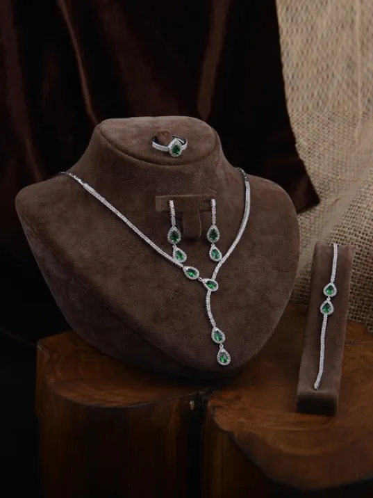Melodi Bayan Zümrüt Taşlı Gümüş Su Yolu Set - Kolye, Bileklik, Küpe, Yüzük Melodi Bayan Zümrüt Taşlı Gümüş Su Yolu Set - Kolye, Bileklik, Küpe, Yüzük