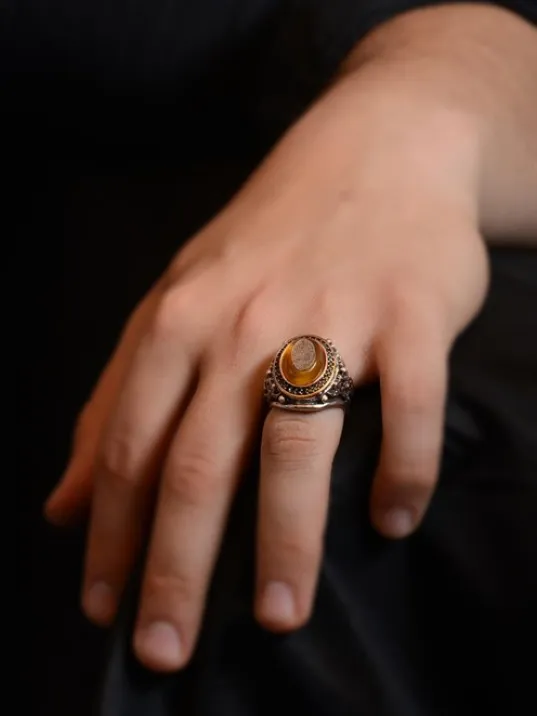 İlahe Ente Maksudi ve Rızake Matlubi Duası Yazılı Kehribar Taşlı Erkek Gümüş Yüzük